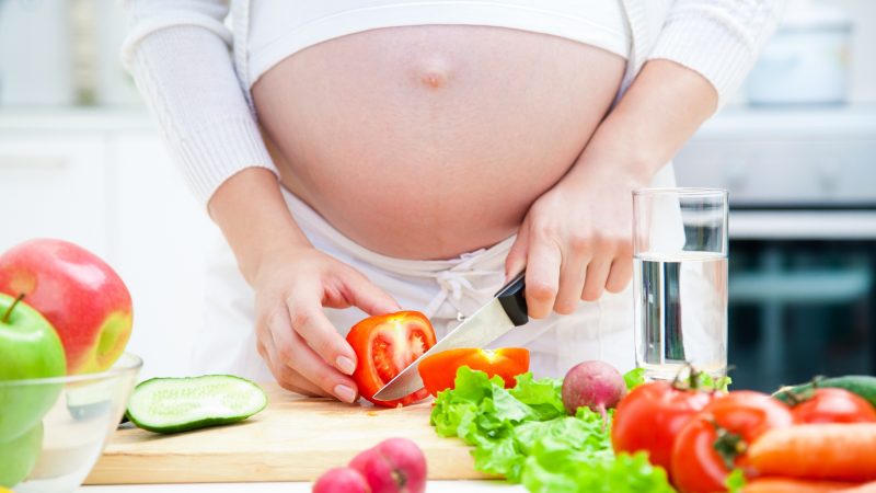 Chế độ ăn cho mẹ bầu: Bác sĩ sản khoa khuyên ăn những gì? (P2)