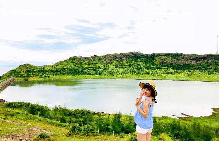 Khám phá vẻ đẹp của Lý Sơn: Không thể bỏ qua việc check-in hồ nước ngọt trên miệng núi lửa