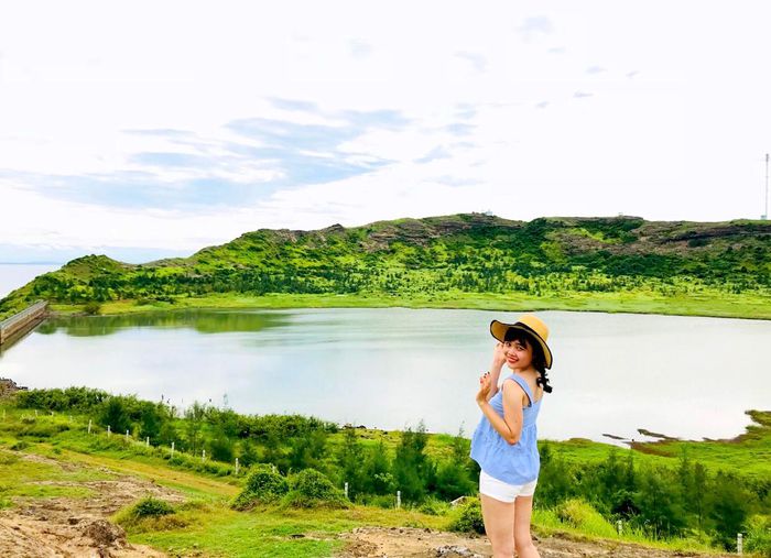 Khám phá vẻ đẹp của Lý Sơn: Không thể bỏ qua việc check-in hồ nước ngọt trên miệng núi lửa